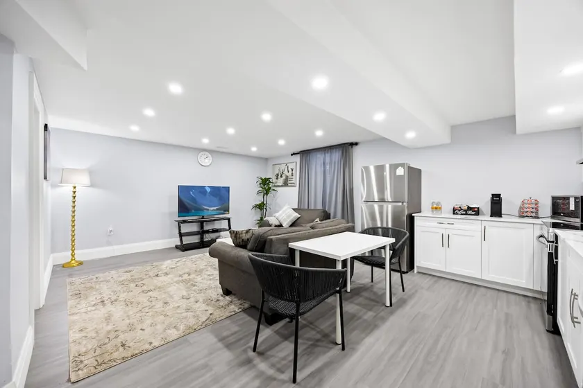 *New Chic 2Bed/2Bath in Paris, Brant* - Image 1