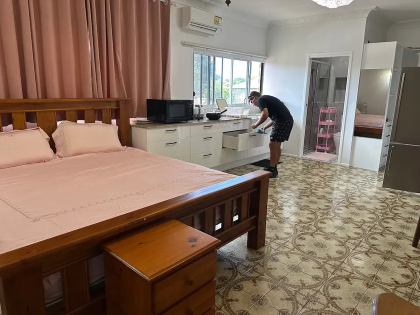 Mains Rd Super Large 4 Person with Kitchen Bathroom Office M1 - Image 1
