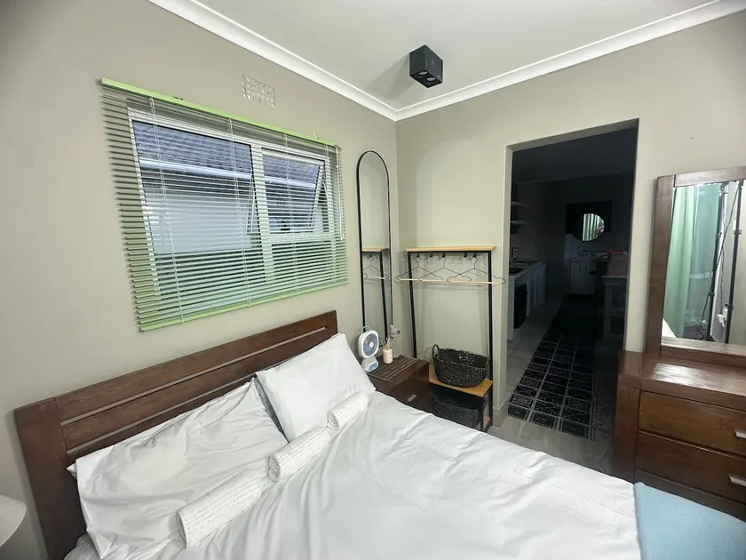 29 Windsor Flatlet 2 - Image 1