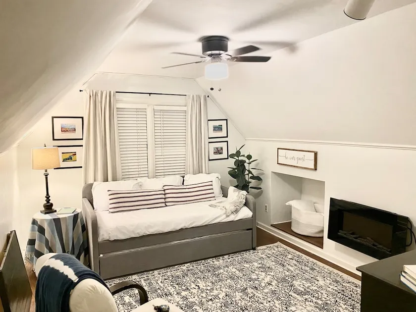 Detached Garage Studio in Beautiful Neighborhood! - Image 1