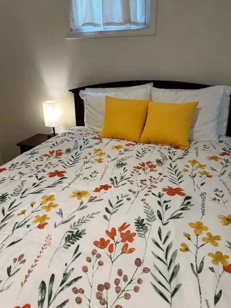 Quiet Family Suite (crib), parking x 2, near Yonge - Image 1