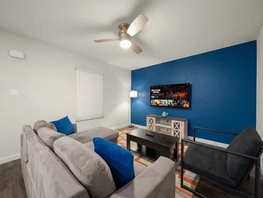 Modern 2BR Near UT Hyde Park Evonify - Image 1