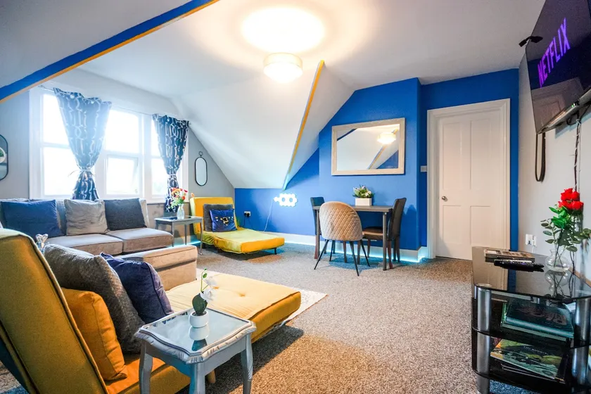 Vibrant|4Beds|Sleeps6|FreeParking - Image 1