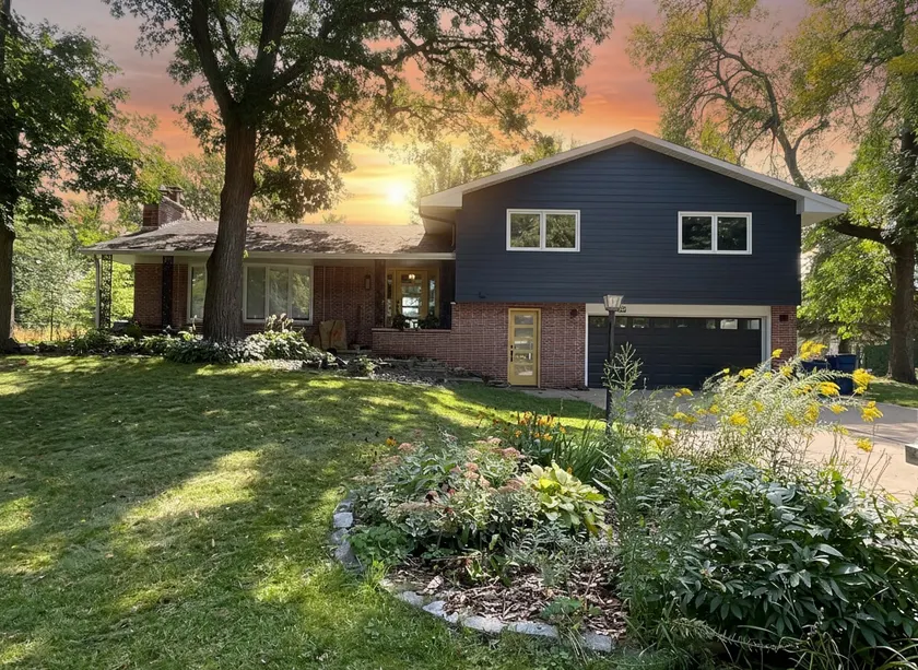 Serene 2BR Oasis with Kitchen and Pond Views - Image 1