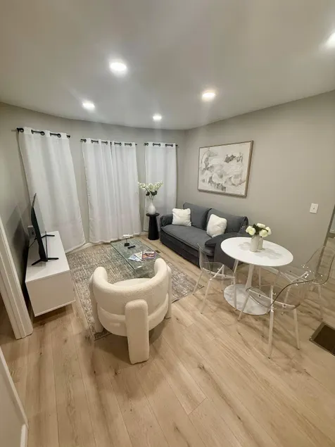 Brand New Central 2BD near Six Flags and Big E - Image 1