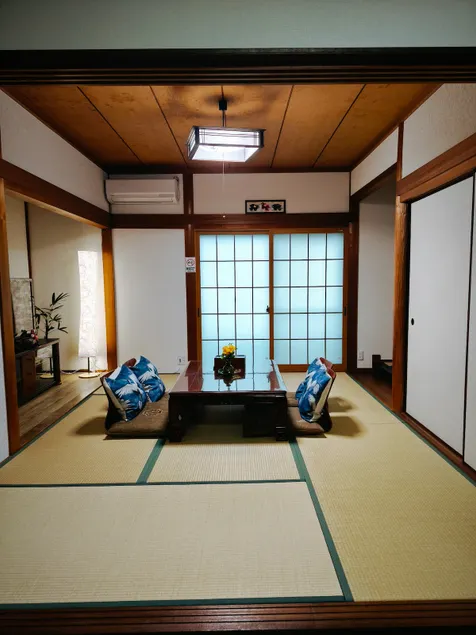 1 minute from the station! Private Japanese-style house 149 sqm; Kansai Airport (20 minutes) Osaka City Center (35 minutes), garage (light) - Image 1