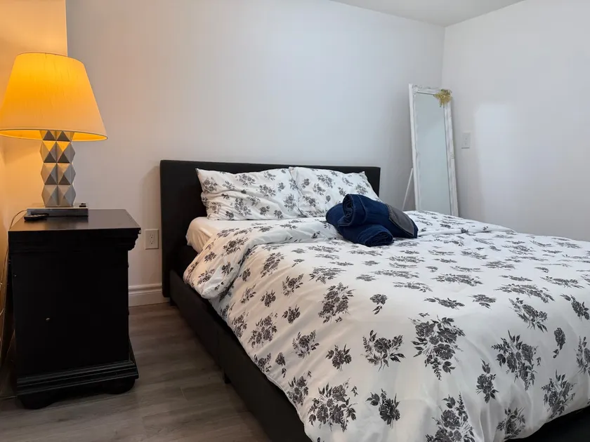 One bedroom basement apartment - Image 1