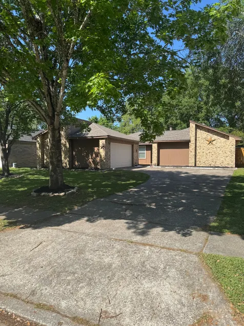 Centrally located Modern Home near land and sea! - Image 1