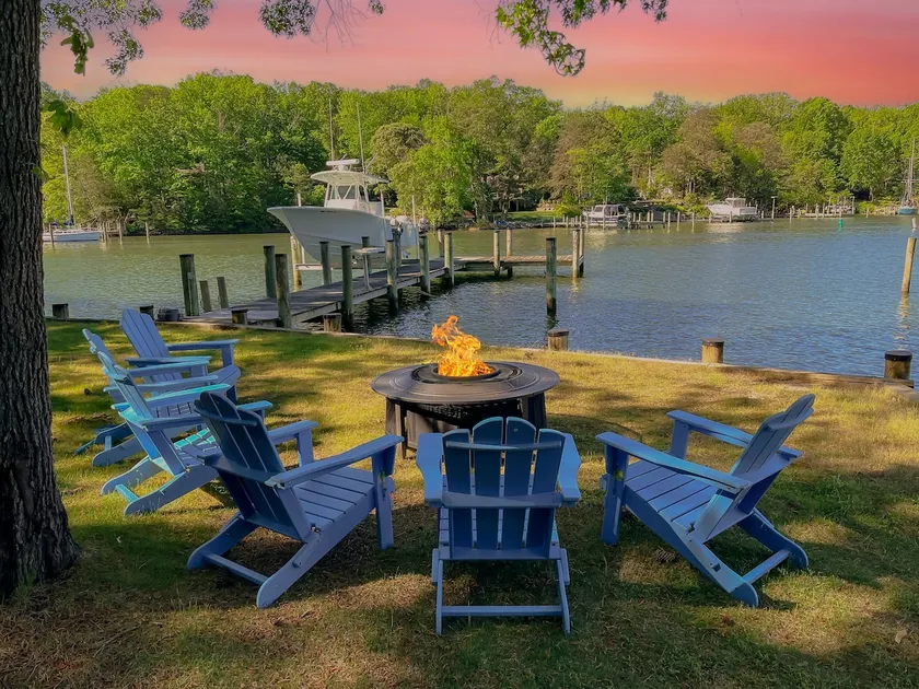 Waterfront, pier, fire pit, crabbing, fishing - Image 1