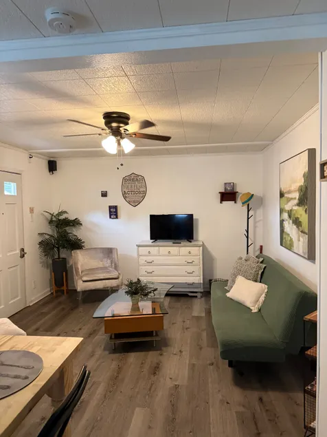 Modern Guesthouse Retreat - Image 1