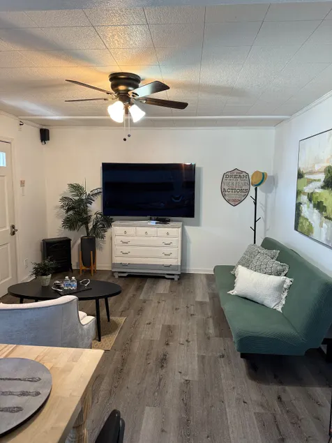 Modern Guesthouse Retreat - Image 1