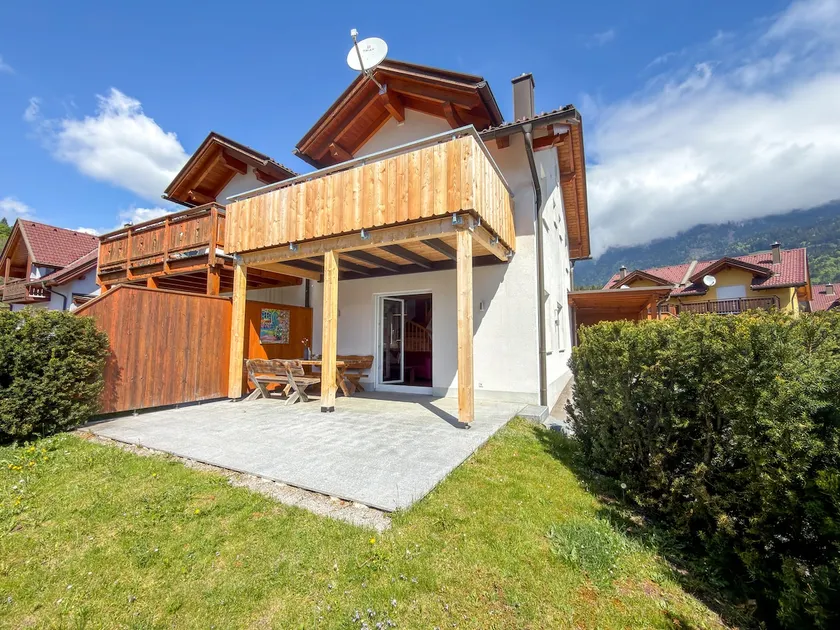 Holiday home with garden near ski slopes - Image 1