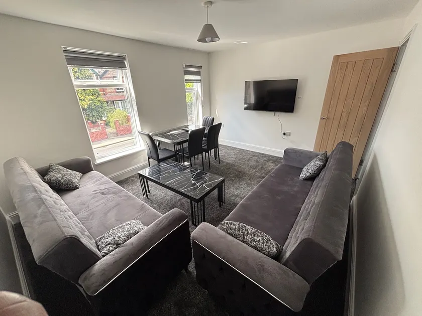 1 Bed apartment- City, Airport & Didsbury Base - Image 1