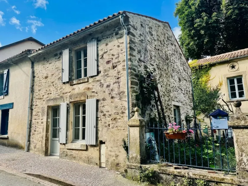 Mélusine House - At the foot of the Mélusine Tower - Image 1