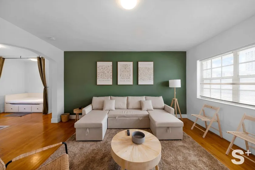 Beachside 1-BD Retreat | Free Parking - Image 1