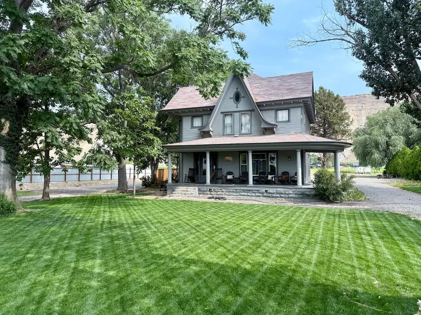 The Magnolia House, Victorian Wine Retreat - Image 1
