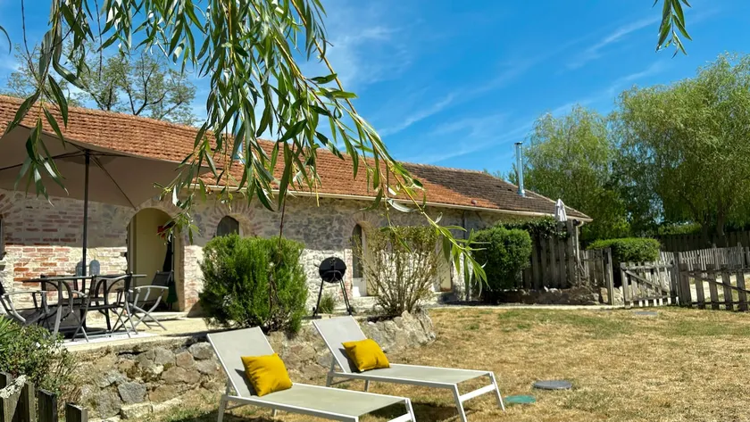 Stylish 2 bed, dog friendly & private garden - Image 1