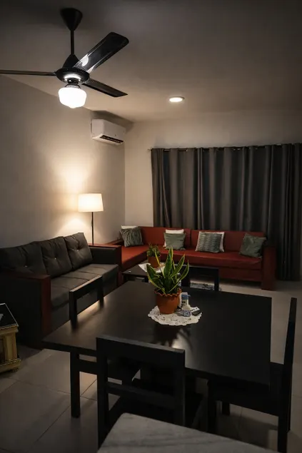 Modern 2BR Apartment 3 Min from Airport with Free Parking - 1 - Image 1