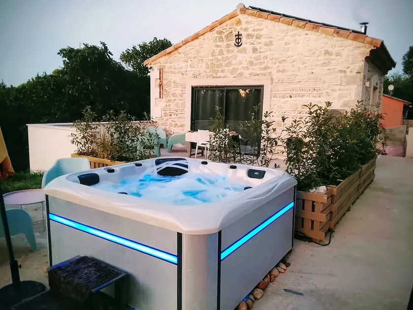 Nature Accommodation Jacuzzi Spa 15 min from ARLES NÎMES - Image 1