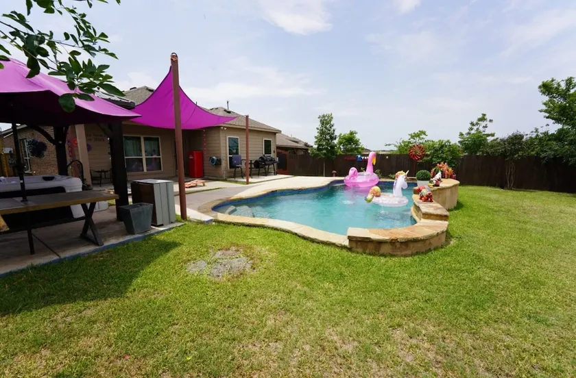 #AustinAwaySis - Image 1