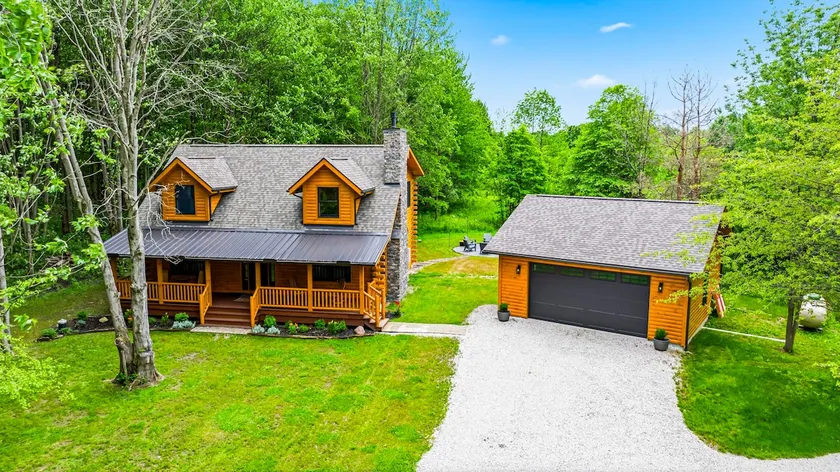 Luxury Log Cabin w/ Hot Tub in Ohio Wine Country - Image 1