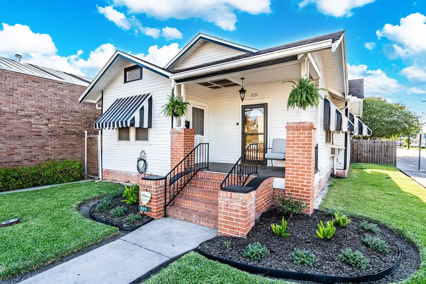 Cozy Dream Cottage - Steps from Best Food & Shops - Image 1