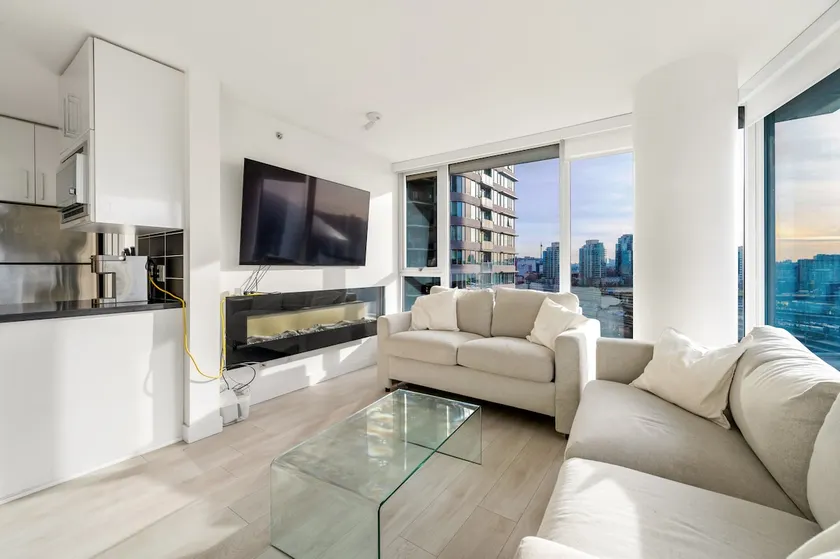 Bright 3BR Downtown Vancouver Condo w Pool & Gym - Image 1