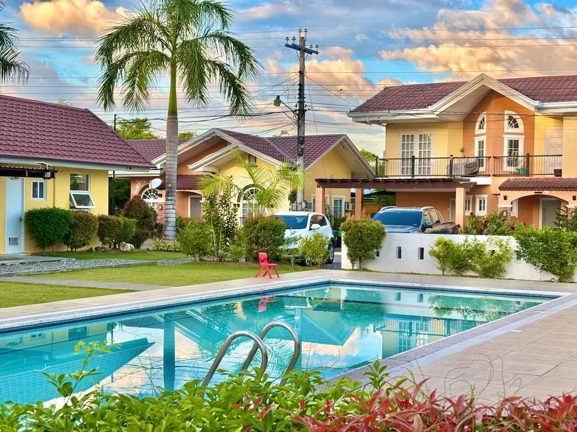 Lovelle's Space KING & Queen BEDS! Parking, Pool! - Image 1