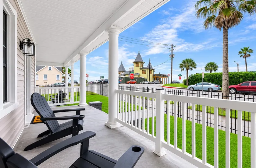 Fabulous Location~Walk to Beach~Pets~2 Homes - Image 1