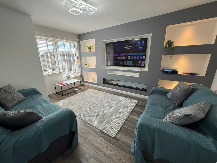 Spacious 3 bed house with garden & free parking - Image 1