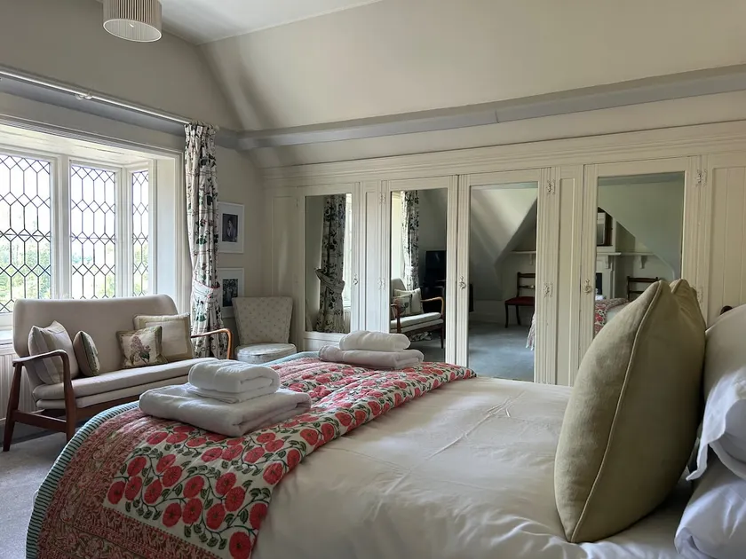 Charming Riverside 2-Bed Apartment in Wargrave - Image 1