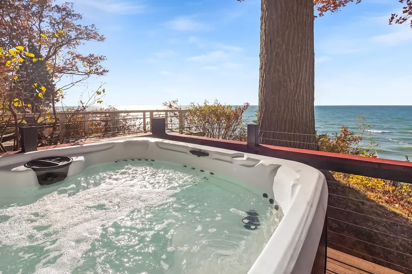 Lakefront Cottage with Hot Tub & Beach Access - Image 1
