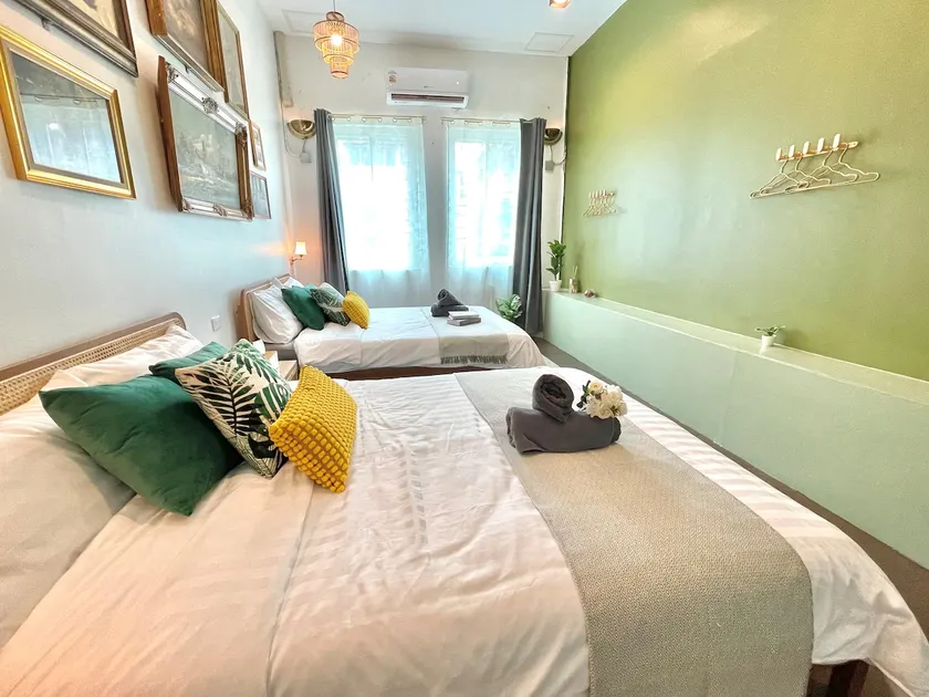 Retreat in the Heart of Old Town, main street - Image 1