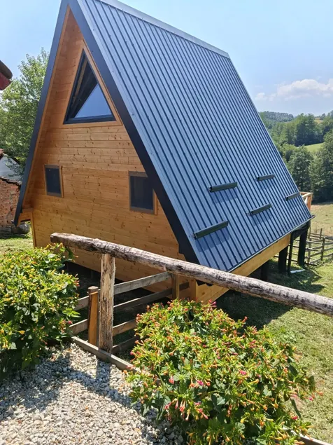 Lelić Walker's house (cabin) - Image 1