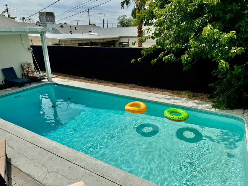 Vibrant Family Home and Pool - Image 1