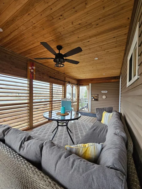 Pet friendly family home, yard and screened porch - Image 1