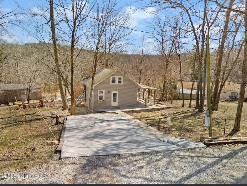 Shabby Chic Cozy Lake House - Image 1