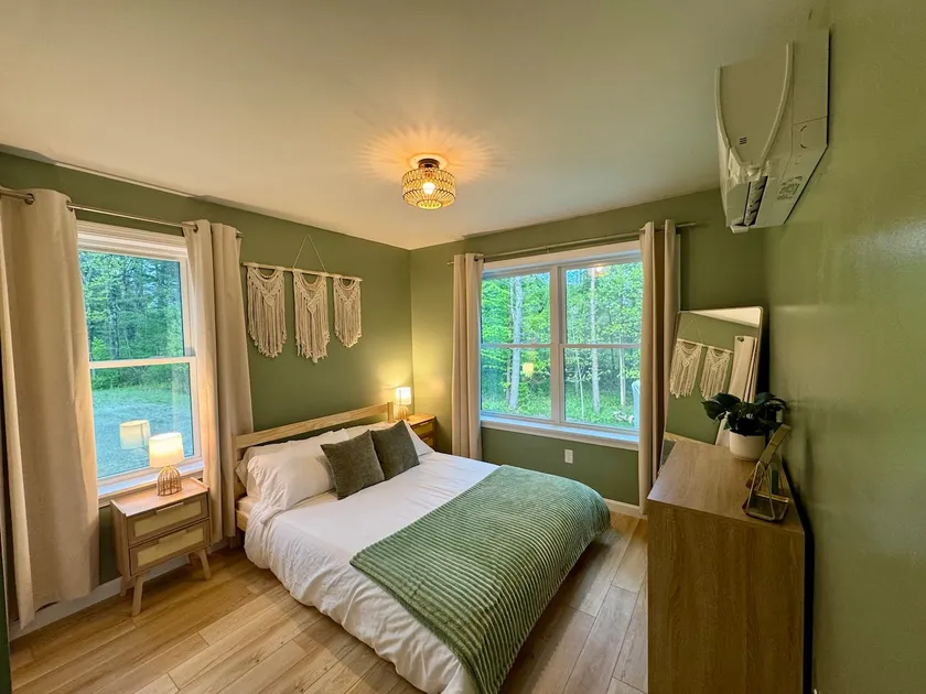 Modern Pownal Apartment - Image 1