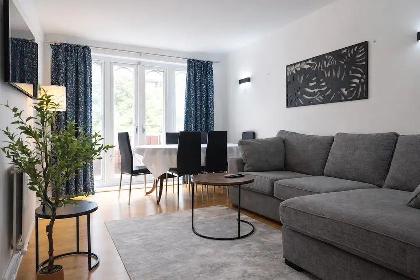 5-Bed Home with Parking – Perfect for Contractors - Image 1
