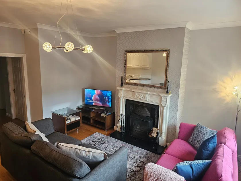 Fabulous Location 2 bedroom Apt. Free Parking - Image 1