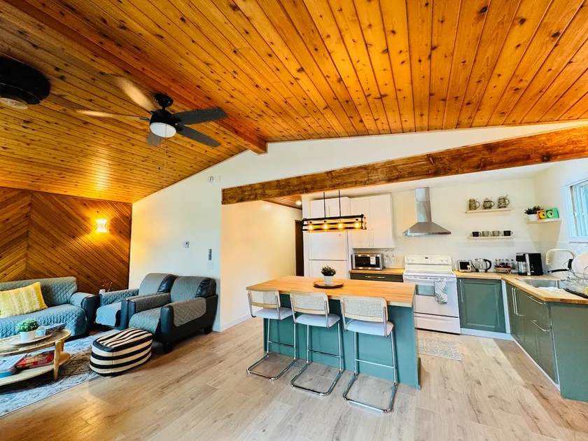 3 mins to Beach|Fishing|Treed Yard|Full Kitchen - Image 1