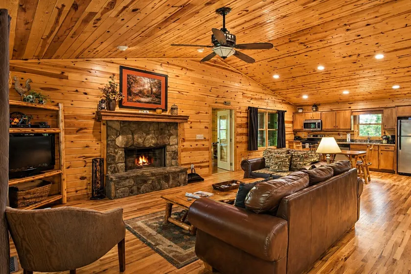 Roundabout near Helen | Pool Table | Sleeps 16 - Image 1