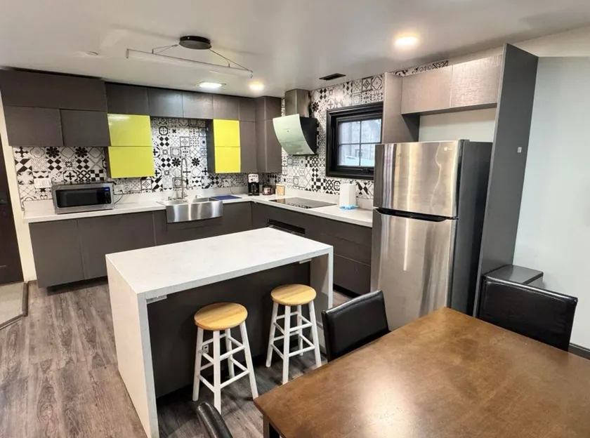 Modern, quite 2BR/2BA, w/Ensuite - Image 1