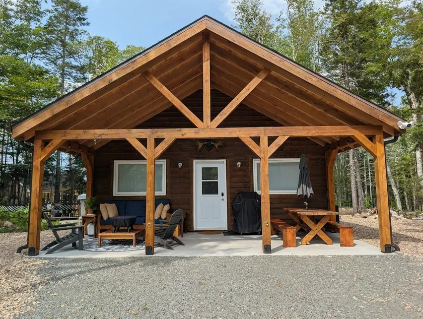 Rock Cottage: Cozy Lake & Ski Cabin - Image 1