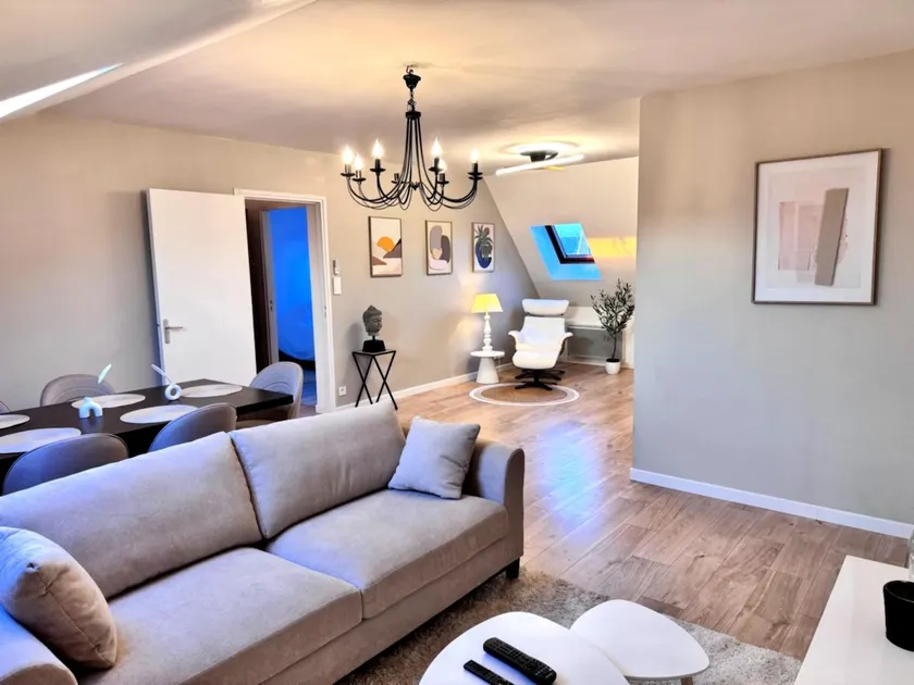 Beautiful apartment on the square - Image 1