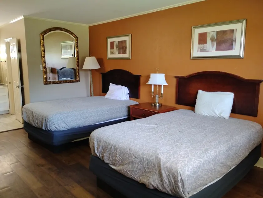 (142)- 2 Double Beds Studio w/ Full Kitchen - Image 1