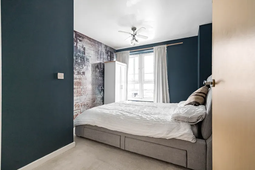 2-Bedroom Flat in Woking Walk to Station - Image 1