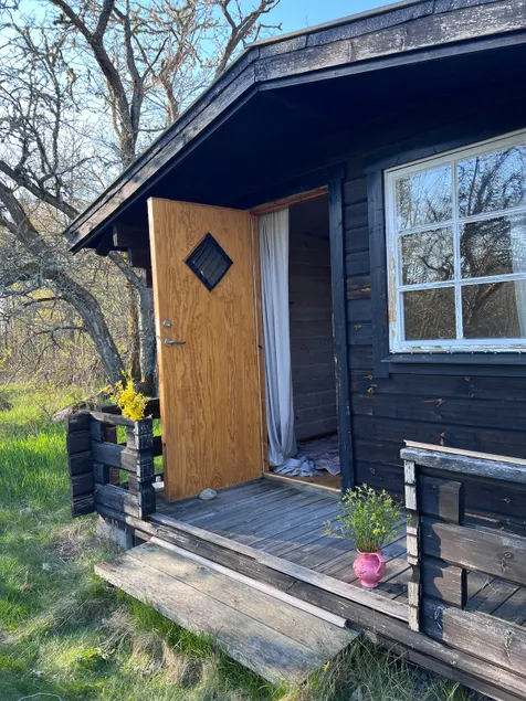 Stay between lake & forest, with chickens & horses outside! - Image 1