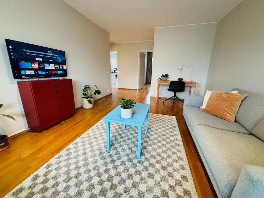 Cozy two-room apartment 2 min to train station, private parking - Image 1