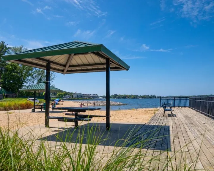 Cozy~Mins to Lake Mi ~Spacious ~Sleeps 12 5 BR~3 B - Image 1